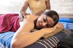 a woman getting a back massage from a therapist at Serenite Ella in Ella