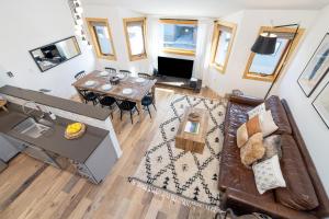 Μια τηλεόραση ή/και κέντρο ψυχαγωγίας στο Chalet Chic Condo, Short Walk to Lift 7, Covered Parking condo