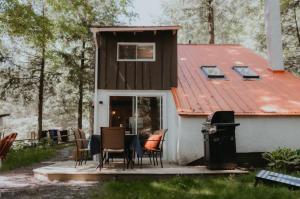 a house with a table and chairs in front of it at Le Grizzli Orford in Orford