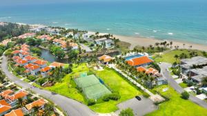 z powietrza widok na ośrodek z kortem tenisowym i ocean w obiekcie Danang Amazing Ocean Villas w mieście Da Nang