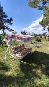 un banco sentado en el césped en un parque en Il Fortino di San Francesco, en Collestrada