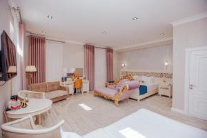  Il comprend un grand salon et une grande chambre. dans l'établissement HOTEL SILK ROAD EMPIRE SAMARKAND, à Samarcande