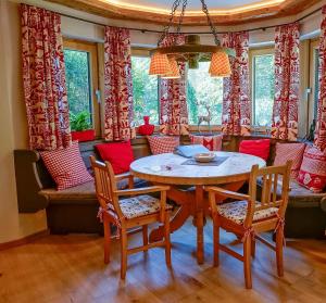 ein Esszimmer mit einem Tisch und Stühlen in der Unterkunft CHALET KITZBICHL, your Holiday Hideaway by Belle Stay in Reith bei Kitzbühel