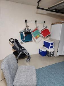 uma sala de estar com um carrinho de bebé e um frigorífico em Charming Family Retreat Heated Pool Private Yard em Cape Coral