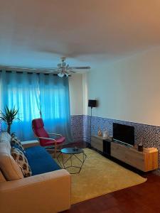 un soggiorno con divano e TV di Cosy T2 in Palmela city center a Palmela