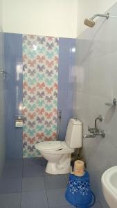 La salle de bains est pourvue de toilettes et d'un lavabo. dans l'établissement Nest, à Cochin