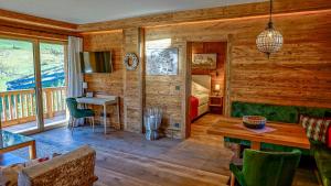 Μια τηλεόραση ή/και κέντρο ψυχαγωγίας στο CHALET KITZBICHL by Alpin Charme Apartments