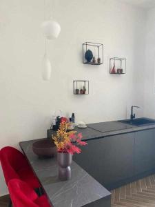 una cucina con bancone e vaso con fiori su un tavolo di Residenza Agli Scavi a Ercolano