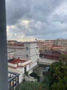 una vista de una ciudad con un edificio y un aparcamiento en Residenza da Mimi, en Ercolano