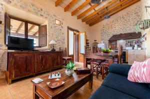 een woonkamer met een bank en een tafel bij YourHouse Ermita Villa in Inca