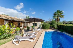 Bazén v ubytování YourHouse Ermita Villa nebo v jeho okolí