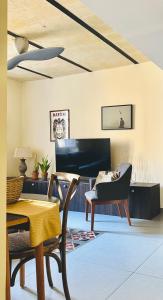 瓦萊塔的住宿－Valletta Boutique Home，客厅配有椅子和桌子
