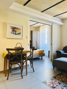 瓦萊塔的住宿－Valletta Boutique Home，客厅配有桌椅和1张床
