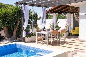 Galeriebild der Unterkunft Agustina - Casa adosada en Riumar con jardín, barbacoa y cerca del mar - Deltavacaciones in Riumar