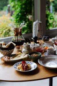 una mesa de madera con platos de comida. en de Lochemse Berg, en Barchem