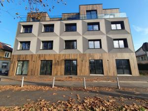 ein Gebäude am Straßenrand in der Unterkunft Avenue21 in Zagreb