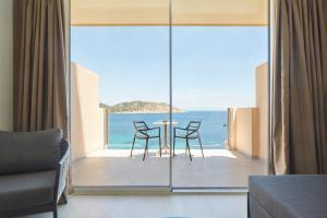 um quarto com vista para o oceano em Invisa Hotel Club Cala Verde em Es Figueral Beach