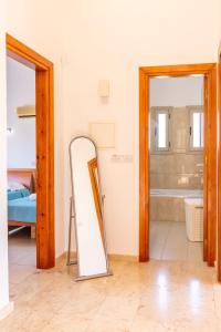 - un miroir dans une chambre avec salle de bains dans l'établissement Villa Shanta, à Peyia