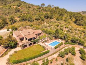 Alquería BlancaにあるFinca Penya Redonaのスイミングプール付きの敷地の空中ビュー