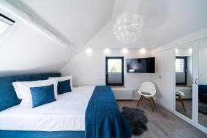 a bedroom with a large bed and a tv at Ferienhaus Landlust - Erholung mit Fasssauna und Whirlpool nahe Binz! in Zirkow