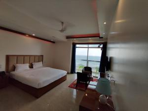 sypialnia z łóżkiem i widokiem na ocean w obiekcie Hotel Sea Moon w mieście Koks Badźar