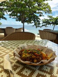 un piatto di cibo seduto su un tavolo di Cebu Cozy Ocean View 1BR,17th,private beach,pool,Wifi,Mactan a Mactan