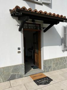 una porta per una casa con tetto di Dimora Relax a Costigliole dʼAsti