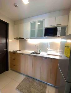 Köök või kööginurk majutusasutuses Cebu Cozy Ocean View 1BR,17th,pool,Wifi,Mactan
