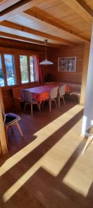 ein Zimmer mit einem Tisch und Stühlen in einem Haus in der Unterkunft Casa Bereca in Flims