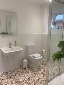 La salle de bains est pourvue de toilettes et d'un lavabo. dans l'établissement Bath and Bristol peaceful countryside home, à Keynsham