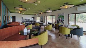 un restaurante con sofás, mesas y sillas amarillas en The Vibe By Ambiance, en Murree