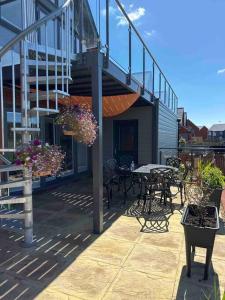- une terrasse avec une table et des chaises dans un bâtiment dans l'établissement Bath and Bristol peaceful countryside home, à Keynsham
