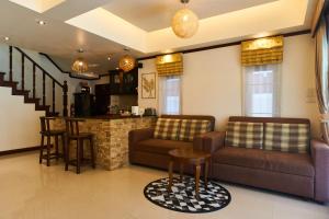 salon z 2 kanapami i barem w obiekcie Ananda Private Pool Villa, Ao Nang w mieście Krabi