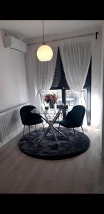 SUPER MIA PLUS!!! في بوخارست: غرفة معيشة مع كرسيين وطاولة ونافذة