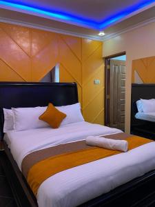 ein Schlafzimmer mit einem großen Bett mit blauem Licht in der Unterkunft Lux Suites Nakuru VIP Suites in Nakuru