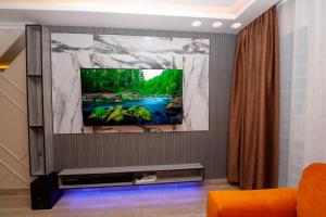 ein Wohnzimmer mit einem Flachbild-TV an der Wand in der Unterkunft Lux Suites Nakuru VIP Suites in Nakuru