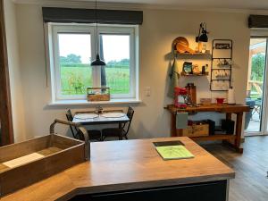 una cucina con un tavolo e una finestra di Ferienwohnung „Klüterkamer“ - Hof Mühlenkoppel a Hasselberg