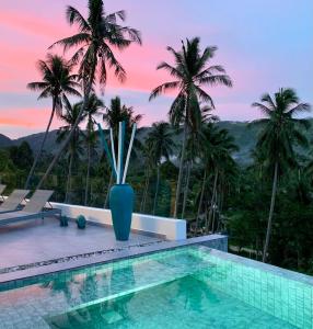 een villa met een zwembad en palmbomen bij VILLA CAMILLE - SEAVIEW - 4 Bedrooms in Koh Samui 