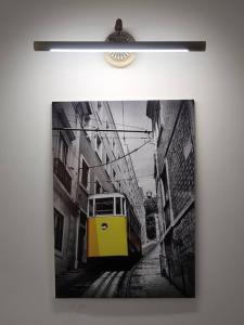 een gele en witte trein op een straat bij Moon light House in Seogwipo