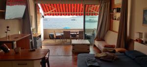 - un salon avec vue sur l'océan dans l'établissement Appartement sur la plage, à Ajaccio