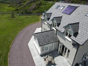 una vista aérea de una casa con entrada en Monterno, Luxury Accommodation Glengarriff, County Cork - Sleeps 8, en Glengarriff