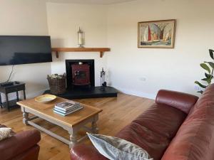 sala de estar con sofá y mesa de centro en Monterno, Luxury Accommodation Glengarriff, County Cork - Sleeps 8, en Glengarriff