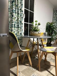 - une salle à manger avec une table et deux chaises dans l'établissement LOFT EN PATIO DE CASA TÍPICA DE PUEBLO, à Villafranca de Córdoba