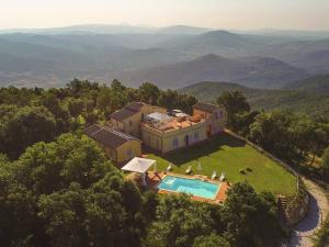 uma vista aérea de uma casa com piscina em Villa Poggio al Pruno by Interhome em Sassa