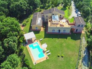 uma vista aérea de uma casa com piscina em Villa Poggio al Pruno by Interhome em Sassa