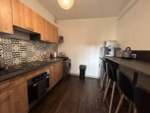 une cuisine avec des armoires en bois et un comptoir dans l'établissement 4 Pièces, 70m² en centre-ville, à Bourges 7 autres photos