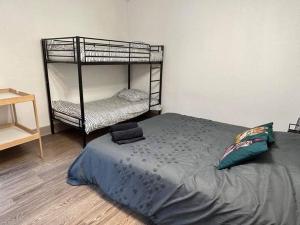 - une chambre avec deux lits superposés et un lit dans l'établissement 4 Pièces, 70m² en centre-ville, à Bourges