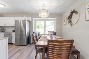 uma cozinha com uma mesa com cadeiras e um frigorífico em Garner Relaxing Stay em Garner