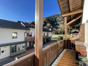 Aussicht vom Balkon eines Hauses in der Unterkunft 008 Quadrilocale, Pinzolo in Pinzolo