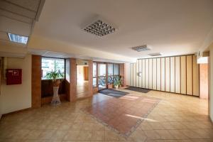een lege lobby met een grote kamer met ramen bij Służew 405B Apartment by BookingHost in Warschau